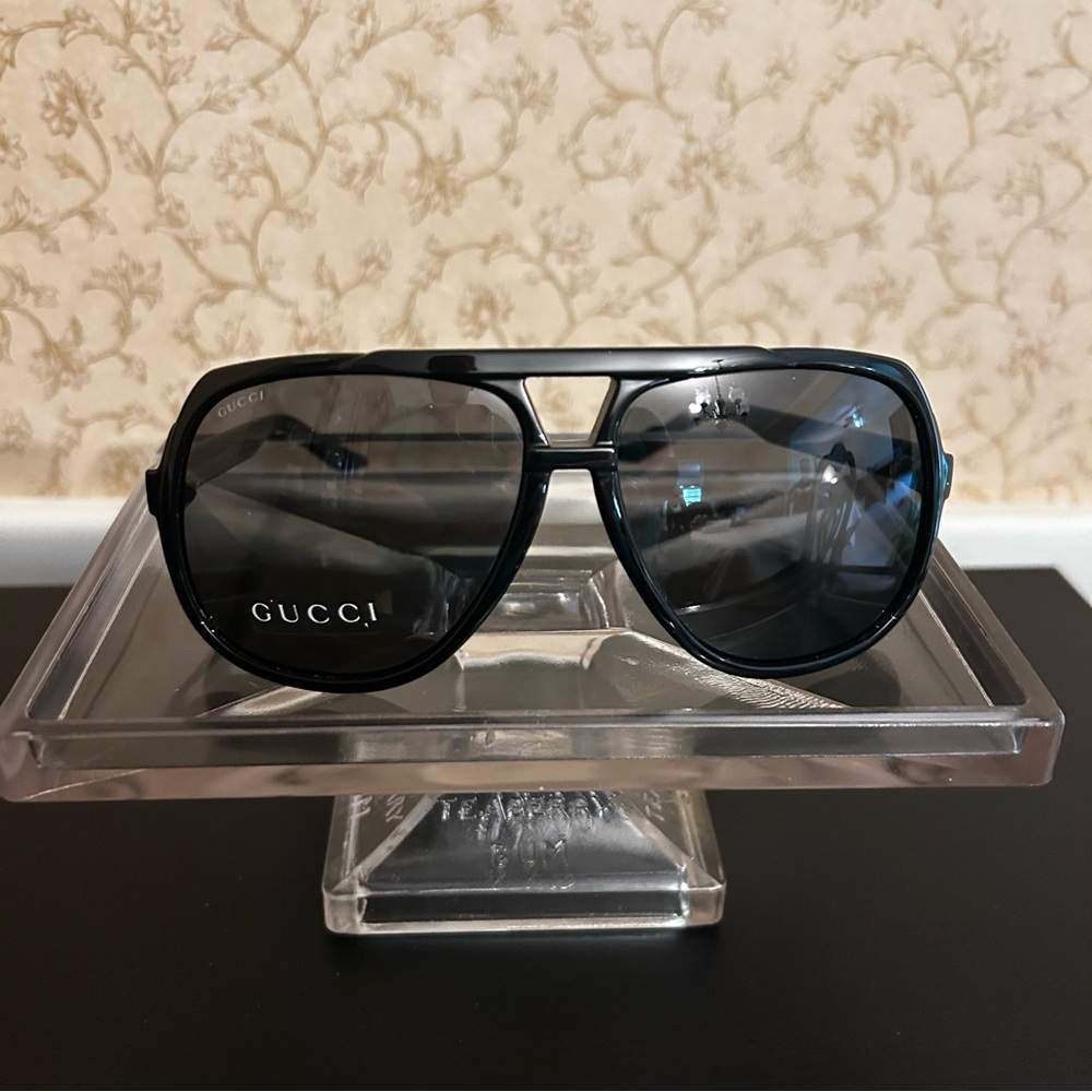Gently Used Gucci shades sunglasses black - Picture 4 of 9